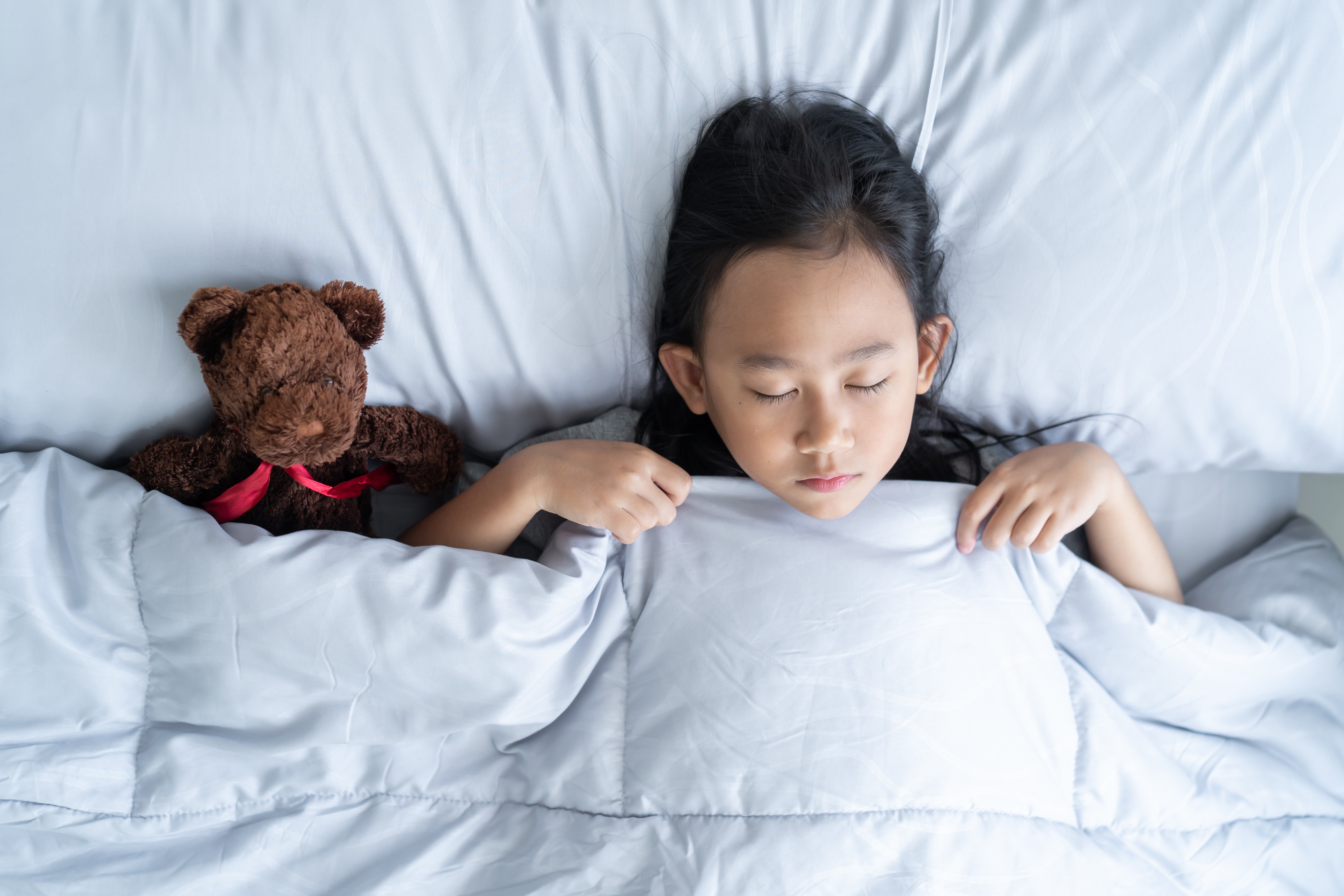 anak tidur sendiri, tips parenting, melatih anak mandiri, tidur nyenyak, rutinitas sebelum tidur, Bunda, si Kecil